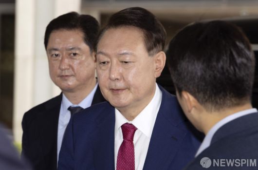 윤석열 전 대통령이 지난 5일 오전 서울 서초구 서울고검 청사에 마련된 '내란 특검' 사무실에 피의자 신분으로 출석하고 있다. [사진=뉴스핌 DB]