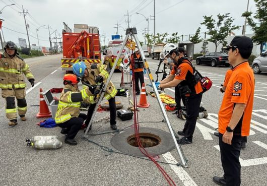 인천 계양구 맨홀 주변에서 119구급대원들이 실종자 수색 작업을 하고 있다. [사진=인천소방본부]