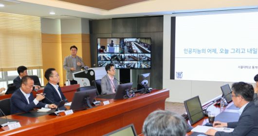 한국서부발전은 7일 충남 태안 본사에서 국내 인공지능 연구 분야의 대표 석학인 김용대 서울대학교 통계학과 교수(왼쪽 네 번째)의 특별 강연을 진행했다. [사진=서부발전] 2025.07.07 rang@newspim.com