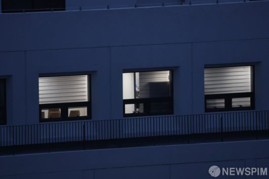 윤석열 전 대통령의 내란·외환 혐의를 수사 중인 내란 특별검사팀(특검)이 그에 대한 구속영장을 청구하면서, 김건희 특검의 수사 방향에 관심이 쏠리고 있다. 사진은 김 여사와 관련한 의혹을 수사하는 민중기 특별검사팀 관계자가 지난 3일 오후 서울시내에 위치한 삼부토건 사무실에서 압수수색을 진행하는 모습. [사진=최지환 기자]