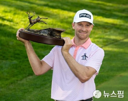 [실비스 로이터 =뉴스핌] 박상욱 기자 = 브라이언 캠벨이 7일 PGA 투어 존디어 클래식 우승 트로피를 안고 기념 촬영을 하고 있다. 2025.7.7 psoq1337@newspim.com