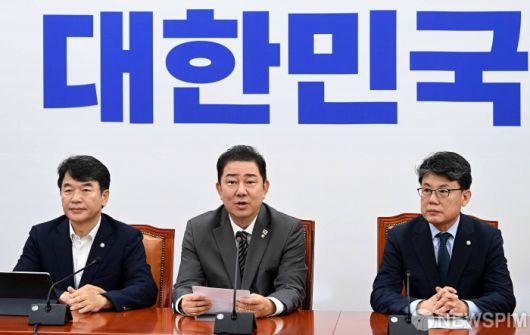 [서울=뉴스핌] 윤창빈 기자 = 김병기 더불어민주당 대표 직무대행 겸 원내대표가 8일 오전 서울 여의도 국회에서 열린 원내대책회의에서 모두발언을 하고 있다. 2025.07.08 pangbin@newspim.com