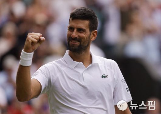 [런던 로이터 =뉴스핌] 박상욱 기자 = 조코비치가 8일(한국시간) 열린 윔블던 남자 단식 16강전에서 승리한 뒤 환호하는 팬들에 답하고 있다. 2025.7.8 psoq1337@newspim.com