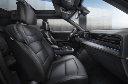 KG모빌리티(KGM)은 듀얼 테크 하이브리드 시스템과 세련된 스타일로 완성한 '액티언 하이브리드'를 8일 출시하고 본격적인 판매에 돌입한다고 밝혔다.