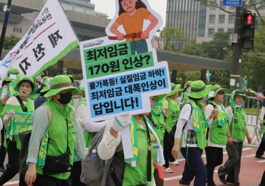 [서울=뉴스핌] 양윤모 기자 = 민주노총 공공운수노조 조합원들이 28일 오후 '최저임금인상·노동기본권 쟁취 결의대회'를 마치고 숭례문 앞에서 정부서울청사 앞으로 행진을 하고 있다. 2025.06.28 yym58@newspim.com