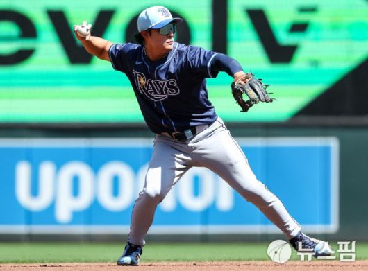 [미니애폴리스 로이터 =뉴스핌] 박상욱 기자 = 김하성가 5일 MLB 미네소타와의 원정 경기 1회 타구를 잡아 1루로 송구하고 있다. 2025.7.5 psoq1337@newspim.com