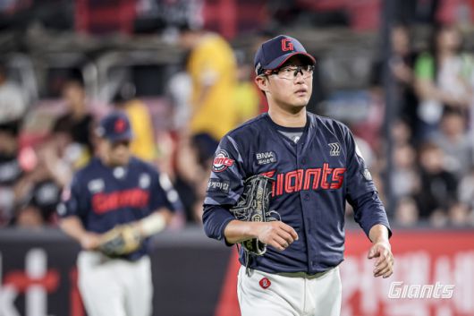 [서울=뉴스핌] 롯데의 선발 박세웅이 지난 10일 수원 kt전에서 5이닝 8실점을 한 뒤 마운드를 내려가고 있다. [사진 = 롯데] 2025.06.10 wcn05002@newspim.com