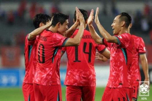 [서울=뉴스핌] 손지호 기자 = 2025 동아시아축구연맹(EAFF) E-1 챔피언십(동아시안컵) 남자부 1차전에서 득점 후 선수들이 축하하고 있다. [사진=대한축구협회] 2025.07.08 thswlgh50@newspim.com