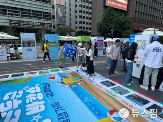 [서울=뉴스핌] 김정인 기자 = 시민들이 8일 서울 청계광장에서 열린 'K-바캉스 캠페인'에 참석해 다양한 이벤트를 체험하고 있다. 2025.07.08 kji01@newspim.com