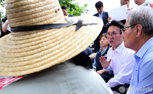 [서울=뉴스핌] 김학선 기자 = 김민석 신임 국무총리가 첫 공식일정으로 4일 오전 서울 용산구 대통령실 앞 농민단체 항의 집회 현장을 찾아 대화를 나누고 있다. 2025.07.04 yooksa@newspim.com