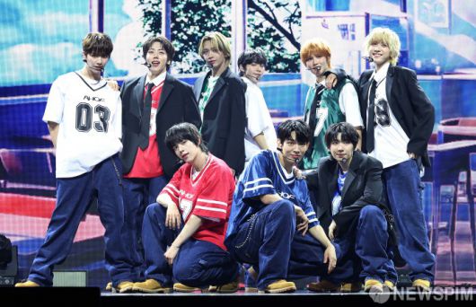 [서울=뉴스핌] 정일구 기자 = 보이그룹 아홉(AHOF·스티븐, 서정우, 차웅기, 장슈아이보, 박한, 제이엘, 박주원, 즈언, 다이스케)가 1일 오후 서울 광진구 예스24라이브홀에서 열린 첫 번째 미니앨범 '후 위 아(WHO WE ARE)' 발매 기념 쇼케이스에서 화려한 무대를 선보이고 있다. 앨범에는 타이틀곡 '그곳에서 다시 만나기로 해 (Rendezvous)'를 필두로 '소년, 무대 위로 넘어지다(Intro)', '파랑 학교, 초록 잔디, 빨간 운동화', '미완성은 아닐거야', '우주 최고의 꼴찌', '아홉, 우리가 빛나는 숫자(Outro)'까지 총 6개 트랙이 수록됐다. 2025.07.01 mironj19@newspim.com