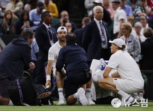[런던 로이터 =뉴스핌] 박상욱 기자 = 신네르가 8일(한국시간) 열린 윔블던 남자 단식 16강전에서 부상당한 디미트로프를 지켜보며 위로하고 있다. 2025.7.8 psoq1337@newspim.com