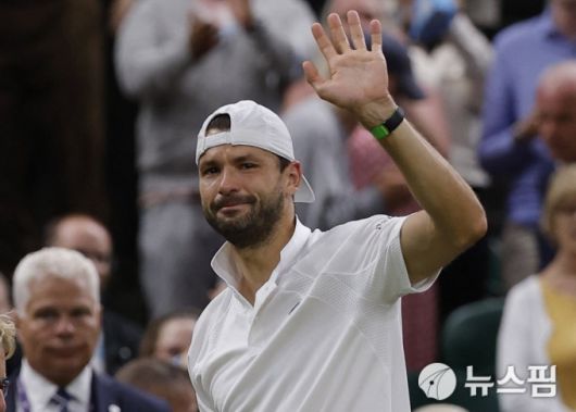 [런던 로이터 =뉴스핌] 박상욱 기자 = 디미트로프가 8일(한국시간) 열린 윔블던 남자 단식 16강전에서 기권패를 선언하고 눈물 흘리며 코트를 떠나고 있다. 2025.7.8 psoq1337@newspim.com