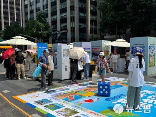 [서울=뉴스핌] 김정인 기자 = 시민들이 8일 서울 청계광장에서 열린 'K-바캉스 캠페인'에 참석해 다양한 이벤트를 체험하고 있다. 2025.07.08 kji01@newspim.com