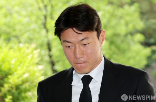 [서울=뉴스핌] 정일구 기자 = 불법 촬영 혐의로 1심에서 징역형 집행유예를 선고 받은 축구선수 황의조가 19일 오후 서울 서초구 서울중앙지방법원에서 열린 항소심 1차 공판에 출석하고 있다. 2025.06.19 mironj19@newspim.com