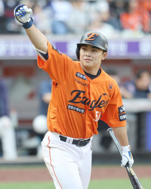 [서울=뉴스핌] 장환수 스포츠전문기자= 한화 문현빈이 26일 롯데와 홈경기 연장 10회말 끝내기 밀어내기 볼넷을 얻은 뒤 손을 들어보이고 있다. [사진=한화] 2025.05.26 zangpabo@newspim.com