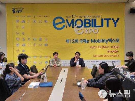 [제주=뉴스핌] 김승현 기자 = 제12회 국제 e-모빌리티엑스포 현장에서 기자들과 만난 이광범 법무법인 세종 고문(전 자동차안전연구원 부원장, 우)과 최영석 원주한라대 미래모빌리티공학과 교수(차지인 대표, 좌)가 질의응답을 하고 있다. 2025.07.09 kimsh@newspim.com