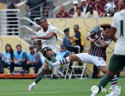 [이스트 러더퍼드 로이터 =뉴스핌] 박상욱 기자 = 주앙 페드로(왼쪽)가 9일 FIFA 클럽월드컵 플루미넨시와의 4강전에서 선제골을 터드리고 있다. 2025.7.9 psoq1337@newspim.com