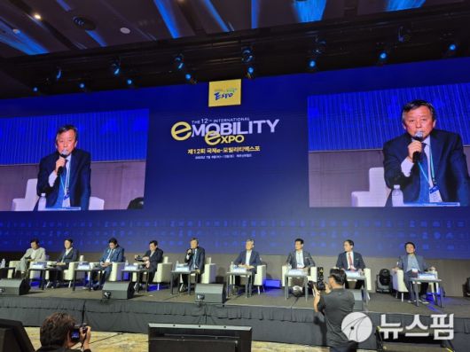 [제주=뉴스핌] 김승현 기자 = 김대환 국제 e-모빌리티엑스포 조직위원장 등 공동위원장들이 9일 제주신화월드에서 개막한 국제 e-모빌리티엑스포 기자회견에 참석했다. 2025.07.09 kimsh@newspim.com