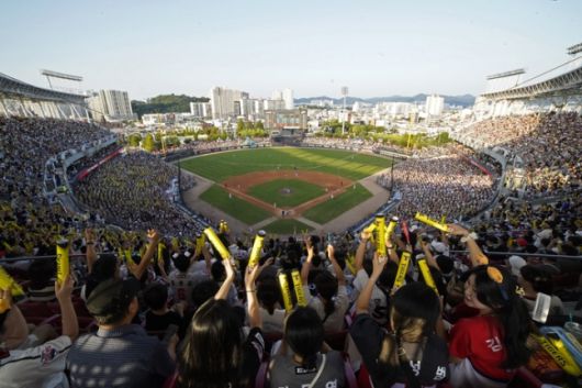 [서울=뉴스핌] 손지호 기자 = 광주 기아 챔피언스필드에 만원 관중이 들어찬 모습. [사진=KIA]  2025.07.09 thswlgh50@newspim.com
