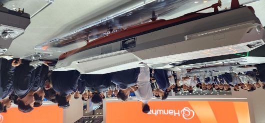 지난 5월 28일 부산 해운대구 벡스코 제1전시장에서 열린 '2025 국제해양방위산업전(MADEX)'에서 참가자들이 HD현대중공업 부스를 찾아 고정익 무인기를 운용할 '미래형 무인전력모함' 등을 살펴보고 있다. [사진=디펜스타임스 제공] 2025.07.09 gomsi@newspim.com