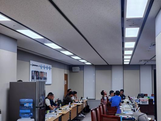 [세종=뉴스핌] 양가희 기자 = 8일 오후 8시 15분경 정부세종청사에서 최저임금위원회 제10차 전원회의가 운영위원회 논의로 잠시 중단된 가운데 근로자 위원들이 자리에 앉아 기다리고 있다. 2025.07.08 sheep@newspim.com