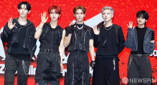 [서울=뉴스핌] 류기찬 인턴기자 = 보이그룹 나우즈(현빈, 연우, 시윤, 진혁, 윤)가 9일 오후 서울 광진구 예스24라이브홀에서 열린 미니 1집 '이그니션'(IGNITION) 발매 쇼케이스에서 포즈를 취하고 있다. 타이틀곡인 '에버글로우'(EVERGLOW)는 힙합 기반의 기존 스타일과 얼터너티브 록에 이르는 폭넓은 장르를 표현한 곡이다 2025.07.09 ryuchan0925@newspim.com