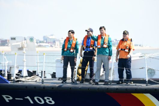 이민근 안산시장(오른쪽 두번째)이 지난해 8월 7일 평택해경 경비정에 탑승해 대부도 해상을 순찰하고 있다. [사진=안산시]