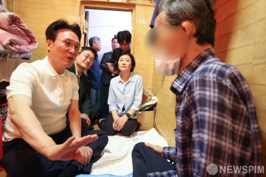 [서울=뉴스핌] 김민석 국무총리가 9일 오전  대전시 동구  쪽방촌 독거 어르신 가정을 방문해  폭염에 고생하고 있는 독거 어르신을 격려하고 있다. [사진=국무총리실] 2025.07.09 photo@newspim.com