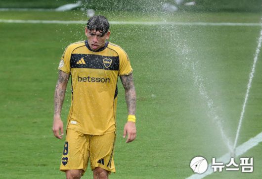 [내슈빌 로이터=뉴스핌] 손지호 기자 = 카를로스 팔라시오스가 클럽월드컵 조별리그 오클랜드 시티전에서 경기가 잠시 중단된 동안 스프링클러를 사용해 열을 식히고 있다. 2025.06.25 thswlgh50@newspim.com 2025.07.01 thswlgh50@newspim.com