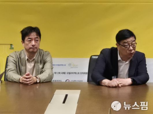 [제주=뉴스핌] 김승현 기자 = 제12회 국제 e-모빌리티엑스포 현장에서 기자들과 만난 이광범 법무법인 세종 고문(전 자동차안전연구원 부원장, 우)과 최영석 원주한라대 미래모빌리티공학과 교수(차지인 대표, 좌)가 질의응답을 하고 있다. 2025.07.09 kimsh@newspim.com