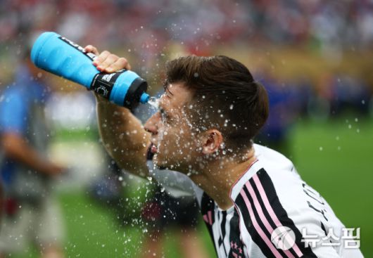 [필라델피아 로이터=뉴스핌] 손지호 기자 = 유벤투스의 프란시스코 콘세이상이 경기 시작 전 얼굴에 물을 뿌리고 있다. 2025.07.01 thswlgh50@newspim.com