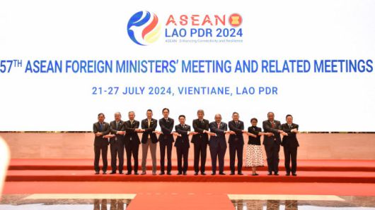 지난해 7월 25일 라오스 비엔티안에서 개막된 2024 아세안 관련 외교장관회의에서 아세안 회원국 장관들이 기념촬영을 하고 있다. [사진=라오스 아세안외교장관회의 홈페이지] 2024.07.25.