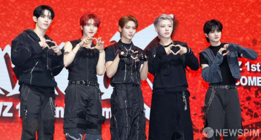 [서울=뉴스핌] 류기찬 인턴기자 = 보이그룹 나우즈(현빈, 연우, 시윤, 진혁, 윤)가 9일 오후 서울 광진구 예스24라이브홀에서 열린 미니 1집 '이그니션'(IGNITION) 발매 쇼케이스에서 포즈를 취하고 있다. 타이틀곡인 '에버글로우'(EVERGLOW)는 힙합 기반의 기존 스타일과 얼터너티브 록에 이르는 폭넓은 장르를 표현한 곡이다 2025.07.09 ryuchan0925@newspim.com