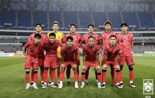 한국 축구대표팀 선수들이 7일 동아시안컵 남자부 1차전에 앞서 기념 촬영을 하고 있다. [사진=KFA]