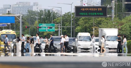 [서울=뉴스핌] 정일구 기자 = 전국 대부분 지역에 폭염특보가 발효된 9일 오후 서울 영등포구 여의대로 위로 지열에 의한 아지랑이가 피어오르고 있다. 2025.07.09 mironj19@newspim.com