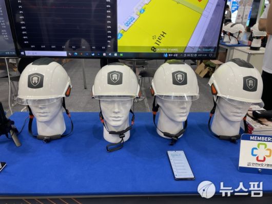 9일 경기도 킨텍스에서 열린 '스마트안전보건박람회'에 스마트 안전모가 전시됐다. [사진=이유나기자]