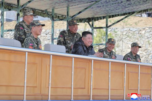 [서울=뉴스핌] 이영종 통일전문기자 = 김정은 국무위원장이 지난 4일 북한군 특수부대의 훈련을 참관하면서 활짝 웃고 있다. 왼쪽부터 제11군단장 리봉춘, 노광철 국방상, 전투훈련국장 오광식, 김정은, 총참모장 리영길, 강순남 국방성 제1부상(전 국방상). [사진=조선중앙통신] 2025.04.16 yjlee@newspim.com