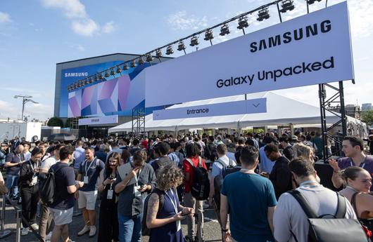 9일(현지시간) 미국 뉴욕 브루클린에 위치한 듀갈 그린하우스(Duggal Greenhouse)에서 개최된 하반기 '갤럭시 언팩 2025' 입장을 기다리는 관람객들. [사진=삼성전자]