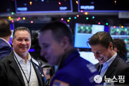 뉴욕증권거래소(NYSE) 트레이더들이 미소를 지어 보이고 있다 .[사진=로이터 뉴스핌]