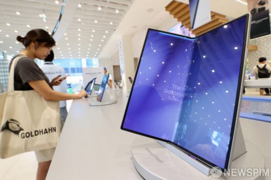 [서울=뉴스핌] 정일구 기자 = 10일 오후 서울 마포구 삼성스토어 홍대에 삼성전자 폴더블 스마트폰 신제품 갤럭시 Z 폴드7 등이 전시돼 있다. 국내 사전 판매는 오는 15일부터 21일까지 7일간 진행된다. 2025.07.10 mironj19@newspim.com