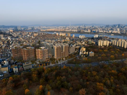 [서울=뉴스핌] 송현도 기자 = 더파크사이드 서울은 용산구 이태원동 일대, 서울 도심 마지막 대규모 부지에 위치하는 복합 단지로, 300만㎡ 규모 '한국판 센트럴파크'로 조성 중인 용산공원을 정면에 둔 유일한 주거 단지다. 지하 7층~지상 20층, 11개 동 규모로, 오피스텔 스위트(4개 동, 775실), 공동주택 아파트동, 로즈우드 호텔동, 업무시설동 등 다양한 용도가 통합된 MXD(Mixed-Use Development) 방식으로 개발된다. 사진은 더파크사이드 서울 조감도. [제공 = 일레븐건설] 2025.07.09 dosong@newspim.com