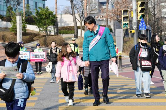 이민근 안산시장이 지난 2일 해솔초등학교 인근에서 열린 온-안산 스쿨존 교통안전 캠페인에서 학생과 함께 길을 건너고 있다. [사진=안산시]