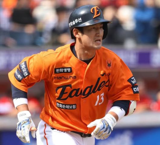 [서울=뉴스핌] 한화의 포수 최재훈이 지난 지난 5월 17일 SSG와의 더블헤더 1차전에서 4회 1타점 적시 2루타를 친 뒤 1루로 뛰고 있다. [사진 = 한화] 2025.05.17 wcn05002@newspim.com