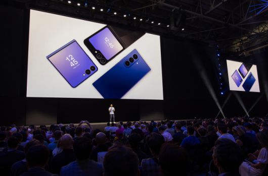 9일(현지시간) 미국 뉴욕 브루클린에 위치한 듀갈 그린하우스(Duggal Greenhouse)에서 개최된 하반기 '갤럭시 언팩 2025'에서 '갤럭시 Z 폴드7','갤럭시 Z 플립7', '갤럭시 워치8 시리즈' 제품 소개. [사진=삼성전자]