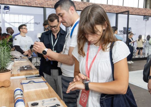 9일(현지시간) 미국 뉴욕 브루클린에 위치한 듀갈 그린하우스(Duggal Greenhouse)에서 개최된 하반기 '갤럭시 언팩 2025'에서 관람객이 '갤러기 워치8 시리즈'를 체험하는 모습. [사진=삼성전자]