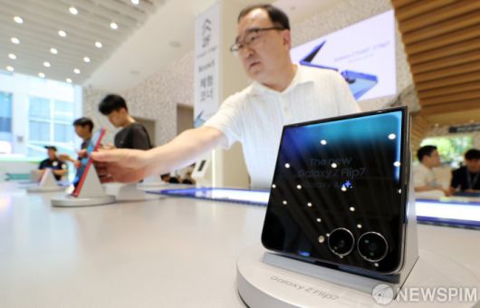 [서울=뉴스핌] 정일구 기자 = 10일 오후 서울 마포구 삼성스토어 홍대에 삼성전자 폴더블 스마트폰 신제품 갤럭시 Z 플립7 등이 전시돼 있다. 국내 사전 판매는 오는 15일부터 21일까지 7일간 진행된다. 2025.07.10 mironj19@newspim.com