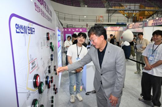 이민근 안산시장이 지난 6월 20일부터 21일까지 열린 안산청년페어에서 직접 박람회 부스에 참여해보고 있다. [사진=안산시]