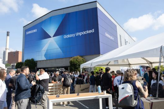 9일(현지시간) 미국 뉴욕 브루클린에 위치한 듀갈 그린하우스(Duggal Greenhouse)에서 개최된 하반기 '갤럭시 언팩 2025' 입장을 기다리는 관람객들. [사진=삼성전자]