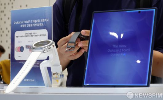 [서울=뉴스핌] 정일구 기자 = 10일 오후 서울 마포구 삼성스토어 홍대에 삼성전자 폴더블 스마트폰 신제품 갤럭시 Z 폴드7, 갤럭시 Z 플립7과 갤럭시 워치8 시리즈 등이 전시돼 있다. 국내 사전 판매는 오는 15일부터 21일까지 7일간 진행된다. 2025.07.10 mironj19@newspim.com